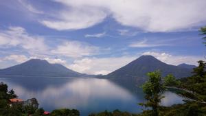 a view of a large body of water with mountains at EL PICNIC ATITLÁN in Tzununá