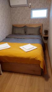 Кровать или кровати в номере Yellow Apartment