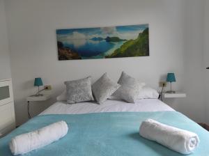 1 dormitorio con 1 cama con toallas en Mirador del Risco, en Orzola