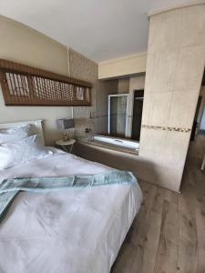 um quarto com uma cama grande e uma janela em Whale Rock, Modern Beachfront Apartment em Margate