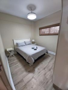 Łóżko lub łóżka w pokoju w obiekcie Whale Rock, Modern Beachfront Apartment