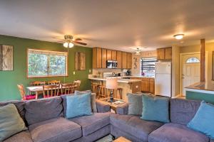 een woonkamer met een bank en een keuken bij Mountain Escape with Views, 3 Mi to Lake Arrowhead in Twin Peaks