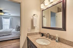 Koupelna v ubytování Waterfront Lake Martin Home with Private Dock and View + 34 fotografií