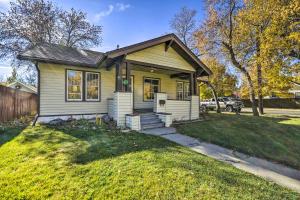 una pequeña casa amarilla en un patio de césped en Charming Montana Home with Grill 6 Mi to Lake Elmo!, en Billings