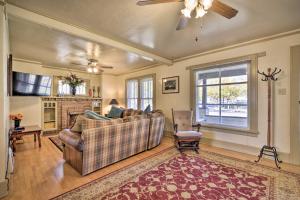 sala de estar con sofá y chimenea en Charming Montana Home with Grill 6 Mi to Lake Elmo!, en Billings