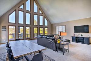 ein Wohnzimmer mit einem Sofa und einem Tisch in der Unterkunft Apple Valley Home, Shared Golf Course On-Site in Mount Vernon