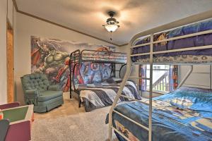Krevet ili kreveti na sprat u jedinici u okviru objekta Charming White Lake Homestead with Fire Pit!