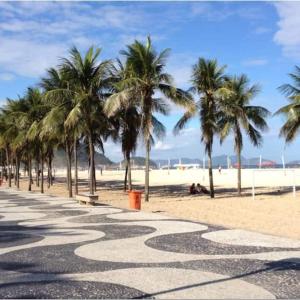 een straat met palmbomen op het strand bij Rio Guesthouse - Um quarteirão da Praia de Copacabana in Copacabana