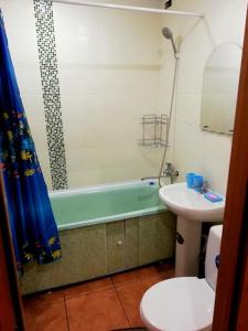 a bathroom with a tub and a sink and a toilet at Квартира на сутки, Новополоцк in Navapolatsk