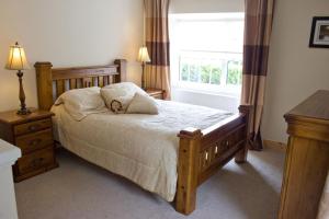 Säng eller sängar i ett rum på Ardagh Suites Self Catering