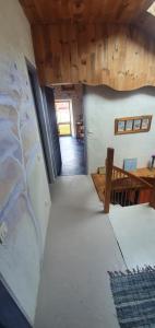 um quarto vazio com um tecto de madeira e uma mesa em Cottage panoramique em Champagnac-le-Vieux