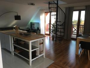Telewizja i/lub zestaw kina domowego w obiekcie Apartament Urocza przy Wyciągu SKI Arena