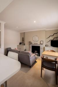 Cozy 1 bedroom apt in West Kensington with terrace