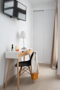 escritorio en una habitación con silla y lámpara en Apartamentos RG Suites Plaza del Salvador, en Sevilla