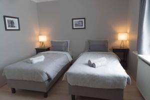 2 camas individuales en una habitación con 2 lámparas en Efri Bru, en Selfoss