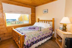 Postel nebo postele na pokoji v ubytování Juneberry Lodge