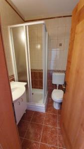 Koupelna v ubytování Hotel PlannerInn + 20 fotografií