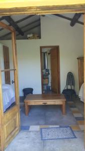 um quarto com uma mesa de madeira e uma cama em Alquiler Habitación Independiente en el centro de José Ignacio! em José Ignacio