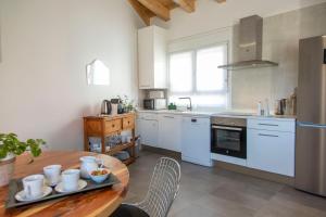 Kuchyňa alebo kuchynka v ubytovaní La Ren Lecrés Apartamento piscina jardin