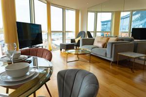 uma sala de estar com um sofá e uma televisão em GWQ Apartments Luxe em Portsmouth