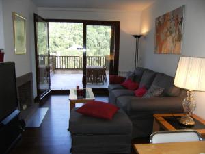 sala de estar con sofá y mesa en Espui1, en Central