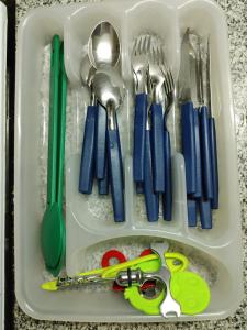 a plastic tray with utensils and cutlery at DEPARTAMENTO EN COMPLEJO RESIDENCIAL in Godoy Cruz