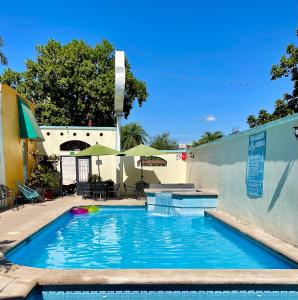 una piscina in un cortile accanto a un edificio di Hotel Cosmos a Tamasopo