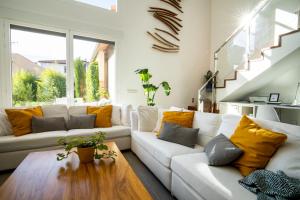 Χώρος καθιστικού στο La Ren Lecrés casa piscina jardin y barbacoa +30 φωτογραφίες