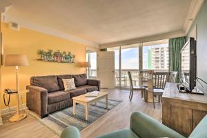 ein Wohnzimmer mit einem Sofa und einem Tisch in der Unterkunft Ocean-View Daytona Beach Resort Retreat with Balcony in Daytona Beach