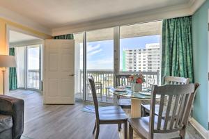 ein Esszimmer mit einem Tisch und Stühlen sowie einem Balkon in der Unterkunft Ocean-View Daytona Beach Resort Retreat with Balcony in Daytona Beach