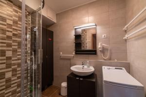 un bagno con lavandino, wc e doccia di Balatoni Apartman a Fonyód