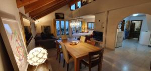 Jenins的住宿－HeidiHoliday geräumige Maisonette-Attica, Sauna & Panoramaterrasse - aufgewertet 2023，用餐室以及带桌椅的起居室。