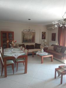 uma sala de estar com uma mesa e um sofá em Sweet luxury apartment Peraia em Perea
