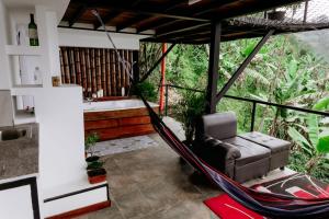 ein Zimmer mit Hängematte in einem Haus mit Aussicht in der Unterkunft Glamping Casa Viva in Pereira