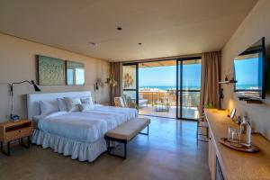 a bedroom with a large bed and a balcony at Norte Suites Boutique in Los Órganos