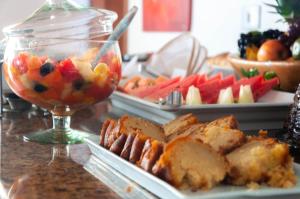 un tavolo con due piatti di cibo e una bevanda di Pousada Praia e Conforto a Búzios