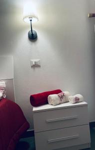 ソットマリーナにあるCasa Normaのベッドルーム1室(ベッド1台、ドレッサーのランプ付)