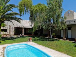 a swimming pool in the yard of a house at Casona en Bodega Centenaria in Guaymallen