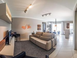 ein Wohnzimmer mit Sofa und Fernseher in der Unterkunft Apto temático Cerveja - Pomerode SC in Pomerode