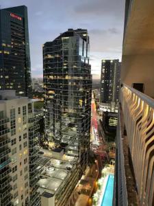 - une vue sur une ville de nuit avec de grands bâtiments dans l'établissement Brickell Apartments with Oceanview, à Miami