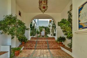 un pasillo con escaleras en un edificio con plantas en Apartment Señorio de Marbella, en Marbella