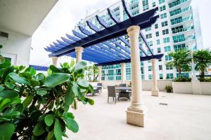 eine blaue Pergola mit einem Tisch in einem Gebäude in der Unterkunft Brickell Apartments with Oceanview in Miami