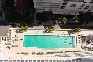 - une vue sur la piscine d'une ville dans l'établissement Brickell Apartments with Oceanview, à Miami