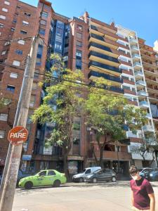 El edificio en el que está el departamento