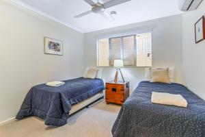 Ένα ή περισσότερα κρεβάτια σε δωμάτιο στο Delightful apartment close to the beach, Sunshine Beach