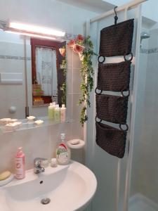 uma casa de banho com um lavatório e um espelho em Damiani House em Marsala