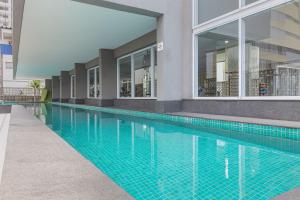 une piscine en face d'un bâtiment dans l'établissement Vossa Bossa VN Turiassu, à São Paulo