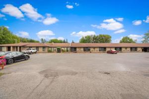 un aparcamiento vacío frente a un edificio en SureStay Hotel by Best Western Kemptville en Kemptville