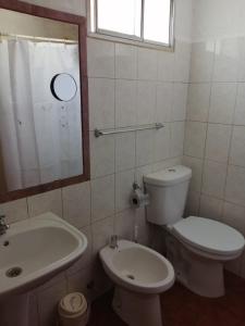 Et badeværelse på Uruguay 1014 - Casa y Apartamento - Para 9 personas + 28 billeder