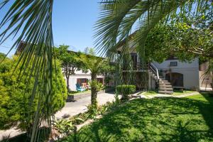 a house with a palm tree in front of a yard at Casa Próxima ao Vale dos Vinhedos in Bento Gonçalves